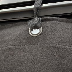 SIDEBEN i sort scenemolton